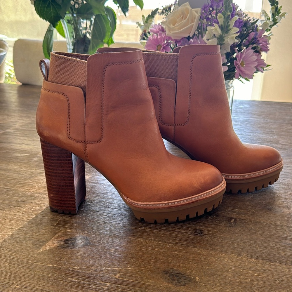 Vince Camuto brown boots- like new! Size 9 / 40